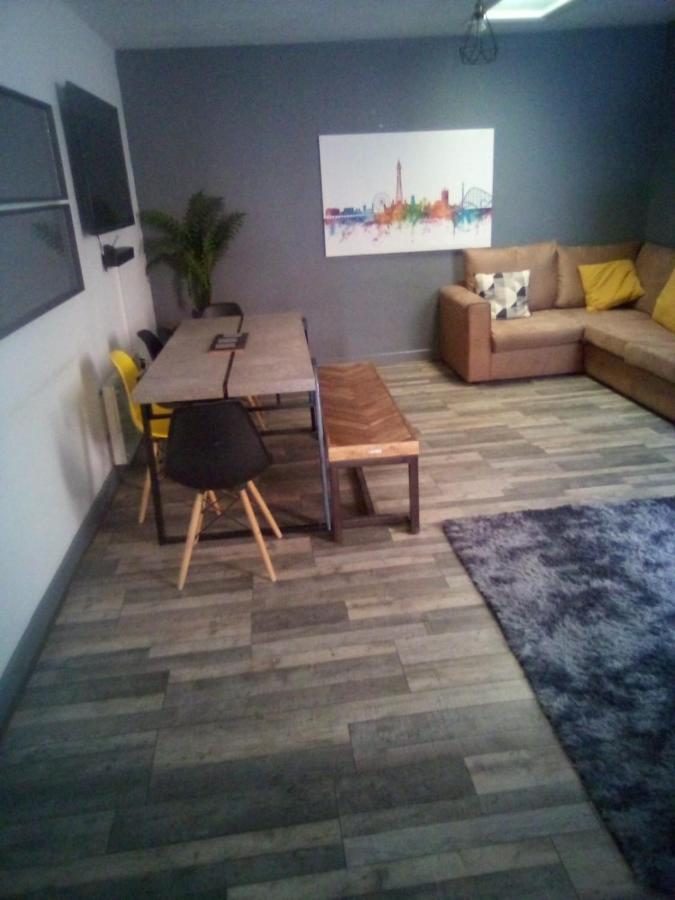Town Center Large 2 Bedroom Apartment- Sleeps Up To 6 - Dogs Welcome - 2 Minutes From Train Station Μπλάκπουλ Εξωτερικό φωτογραφία